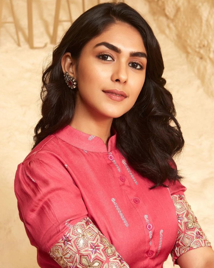 mrunal thakur 9